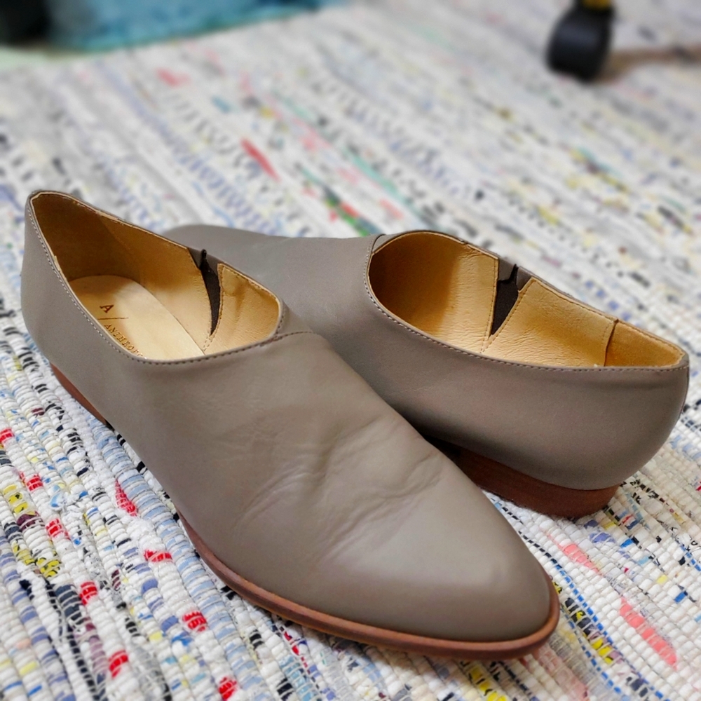 Women's Anthropologie 100% leather tan flats, sz 40 (10)
